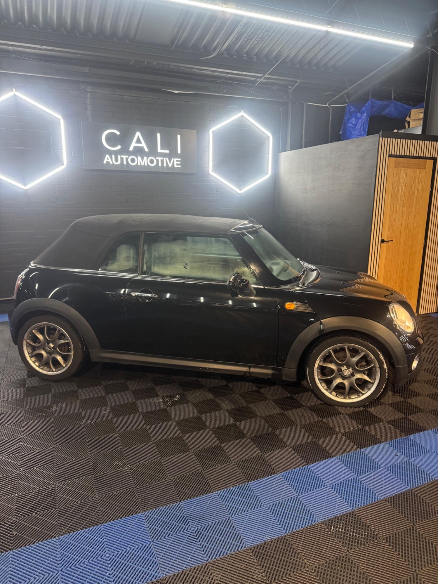 Used MINI Convertible 2010 for sale - 77908723: Photo 17