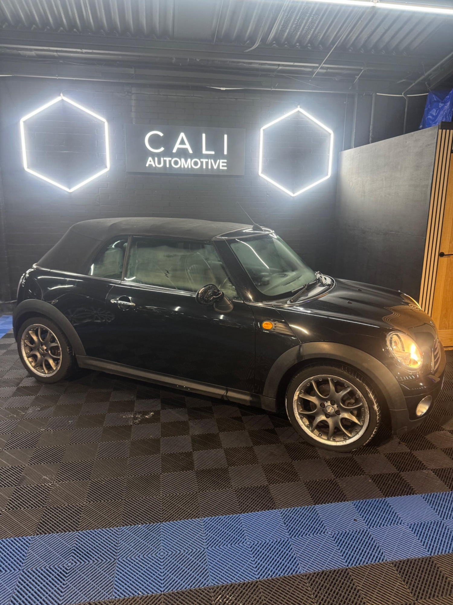 Used MINI Convertible 2010 for sale - 77908723: Photo 19