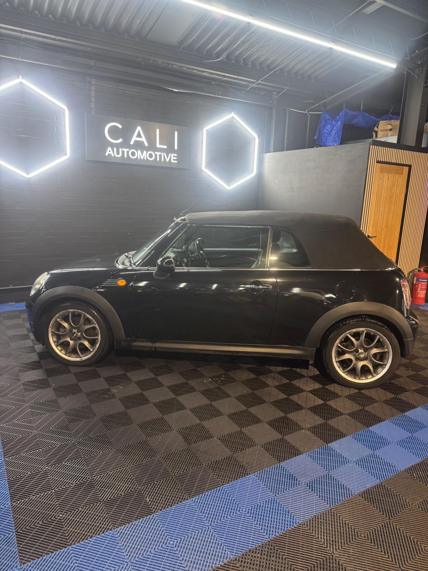 Used MINI Convertible 2010 for sale - 77908723: Photo 3