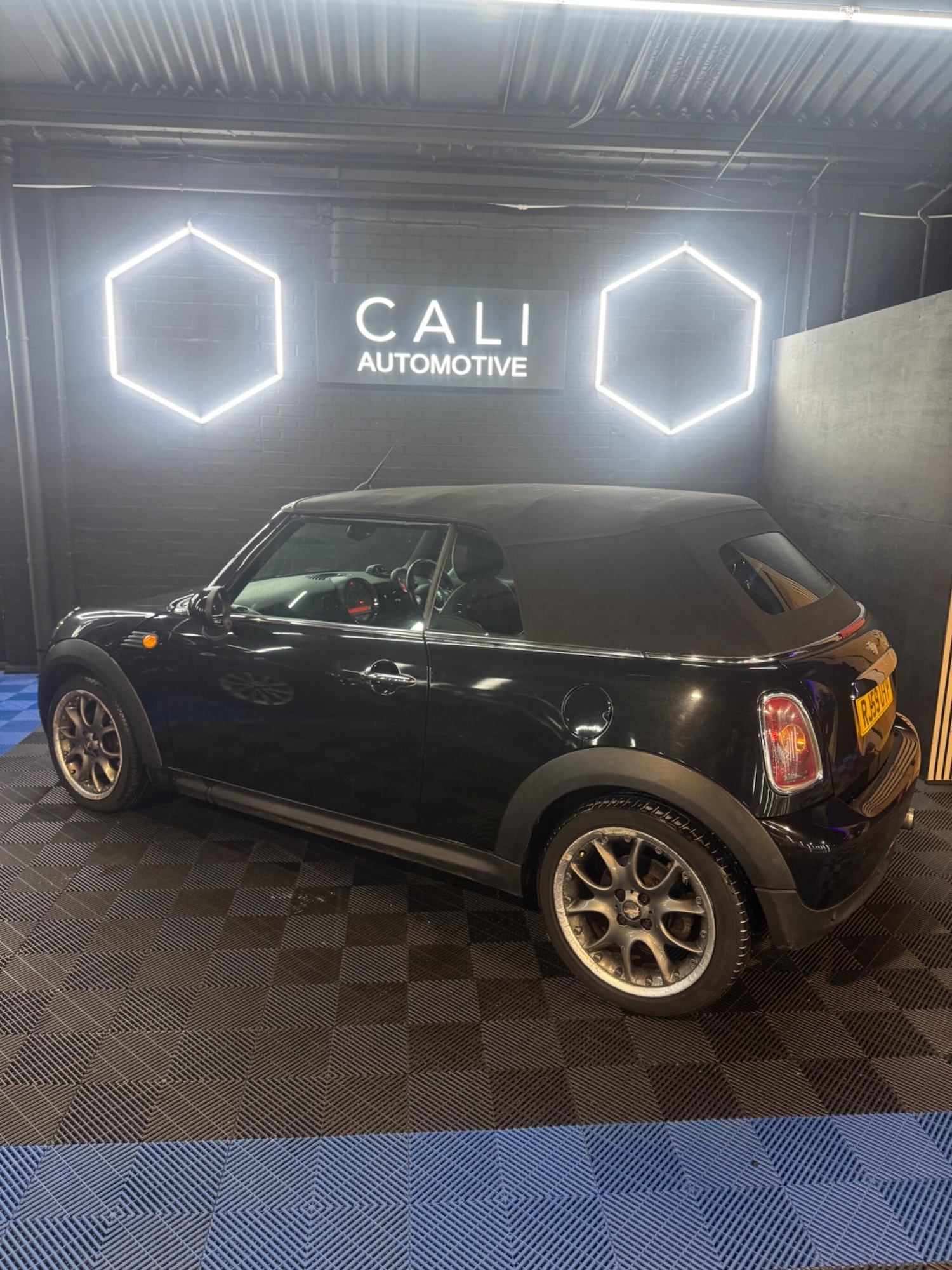 Used MINI Convertible 2010 for sale - 77908723: Photo 32