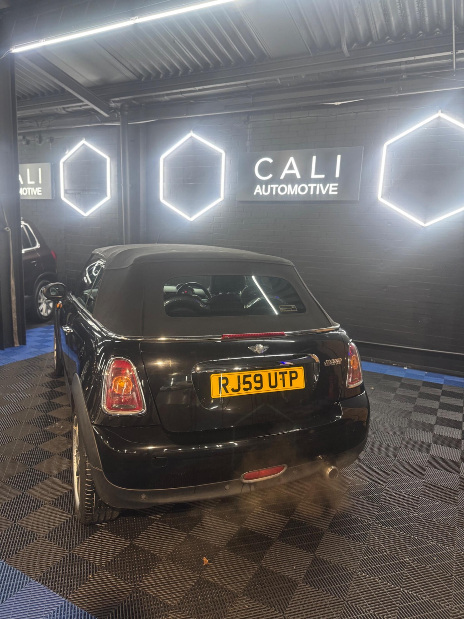 Used MINI Convertible 2010 for sale - 77908723: Photo 4