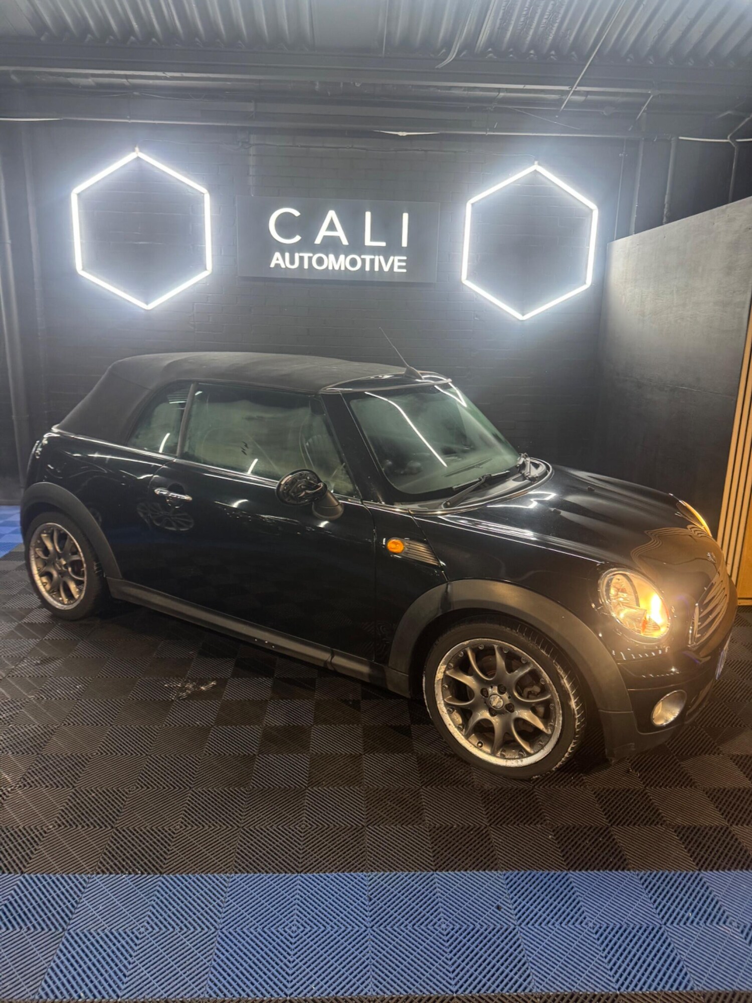 Used MINI Convertible 2010 for sale - 77908723: Photo 40