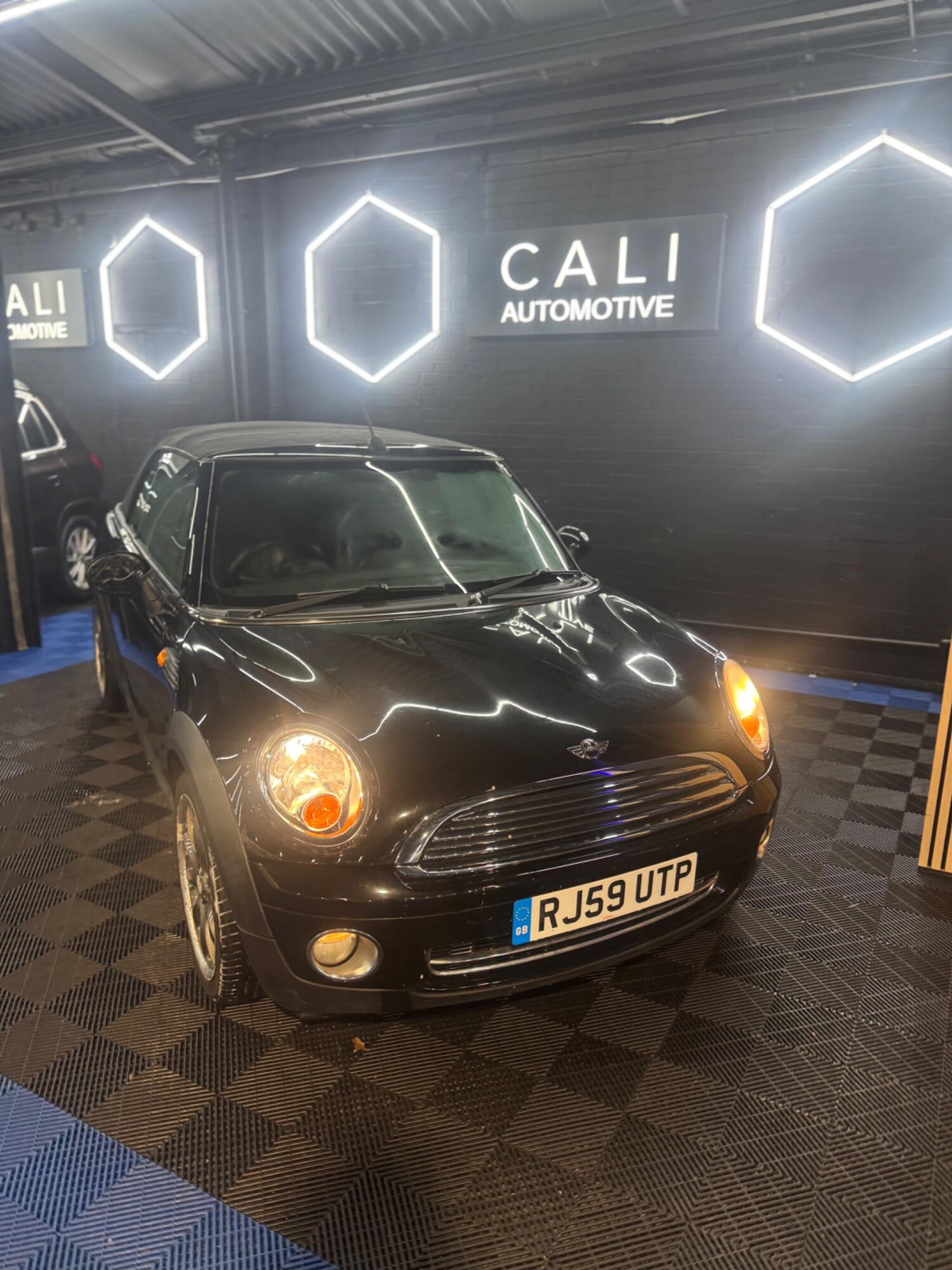 Used MINI Convertible 2010 for sale - 77908723: Photo 41