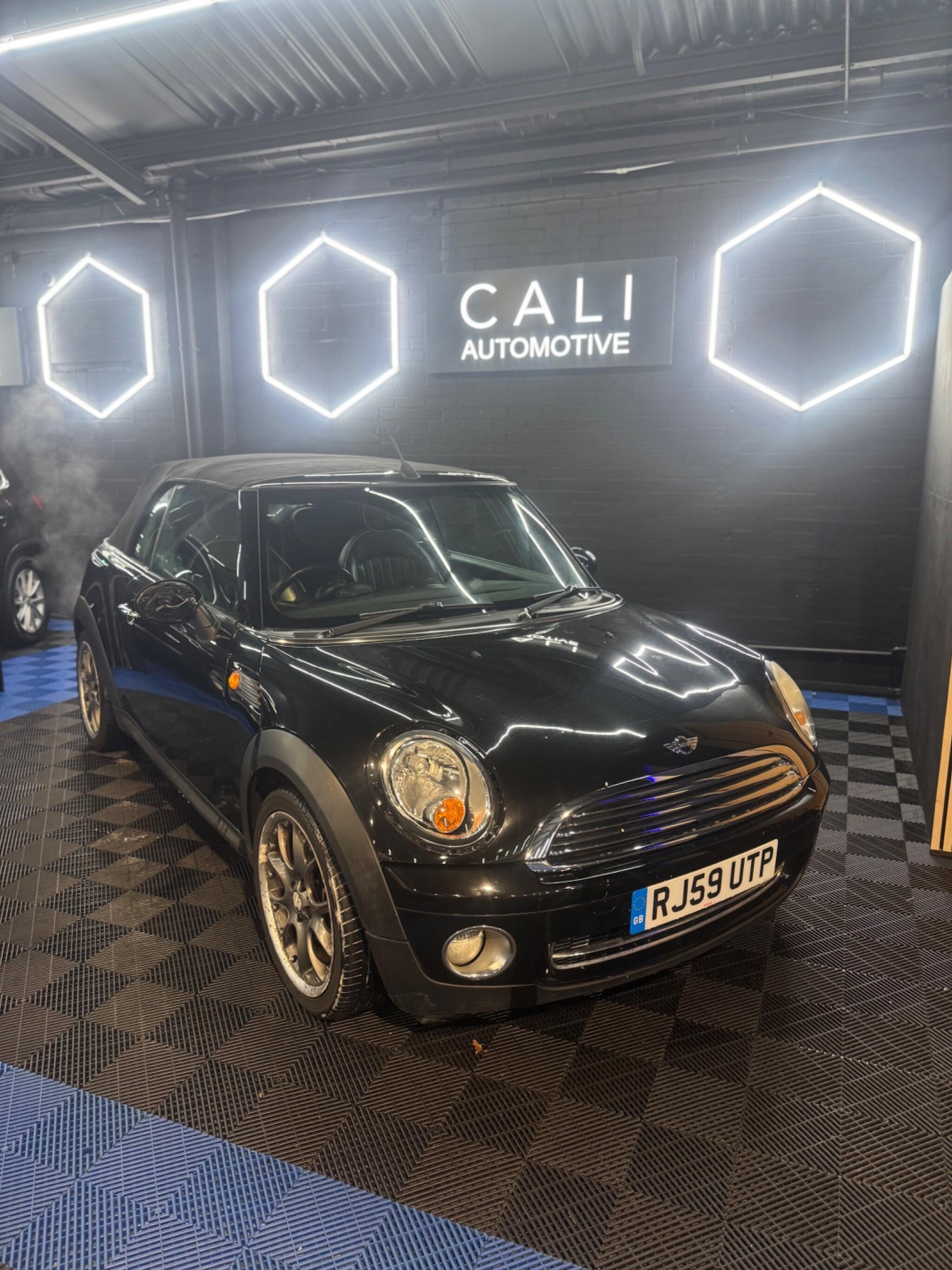 Used MINI Convertible 2010 for sale - 77908723: Photo 5