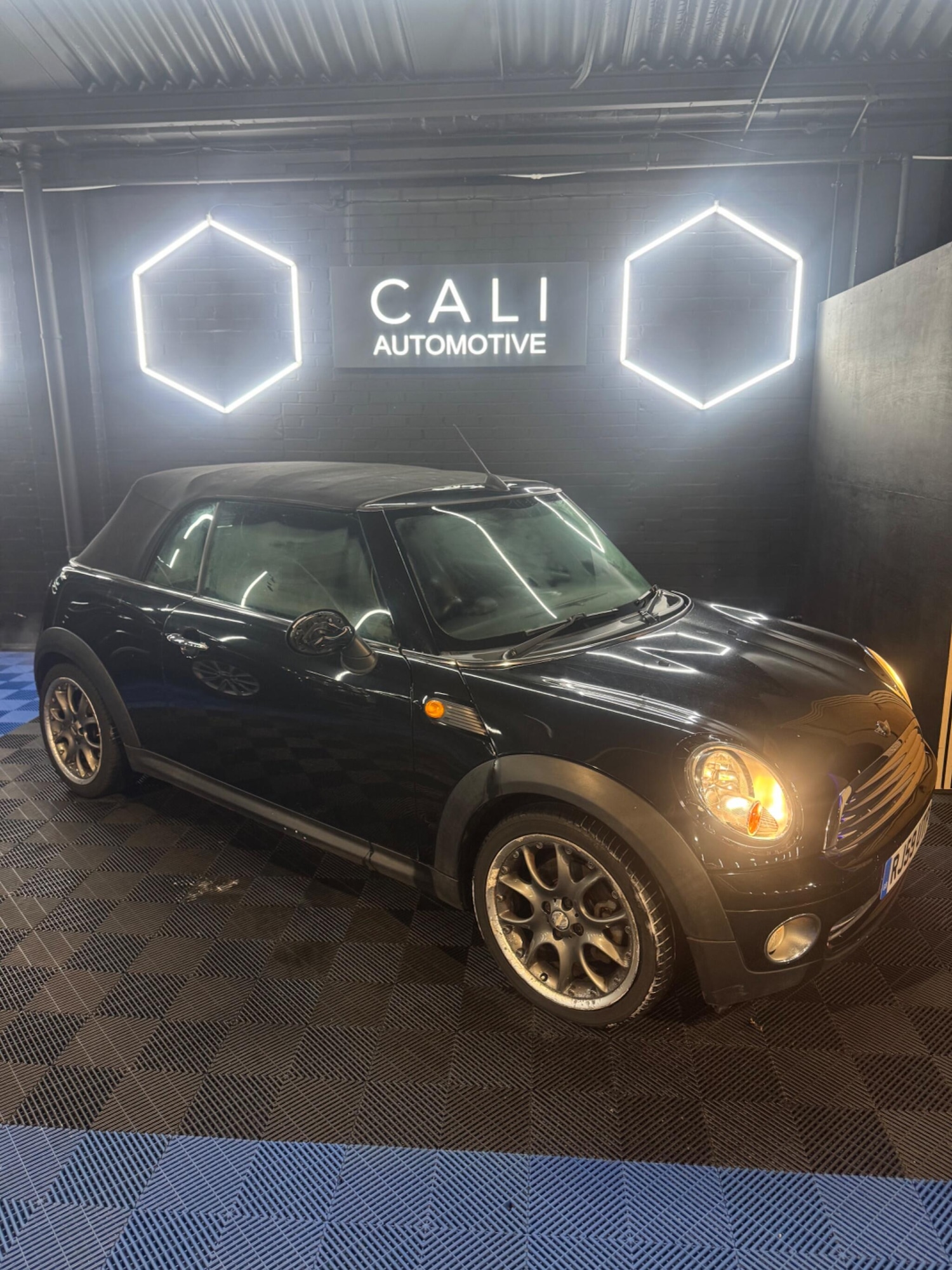 Used MINI Convertible 2010 for sale - 77908723: Photo 6