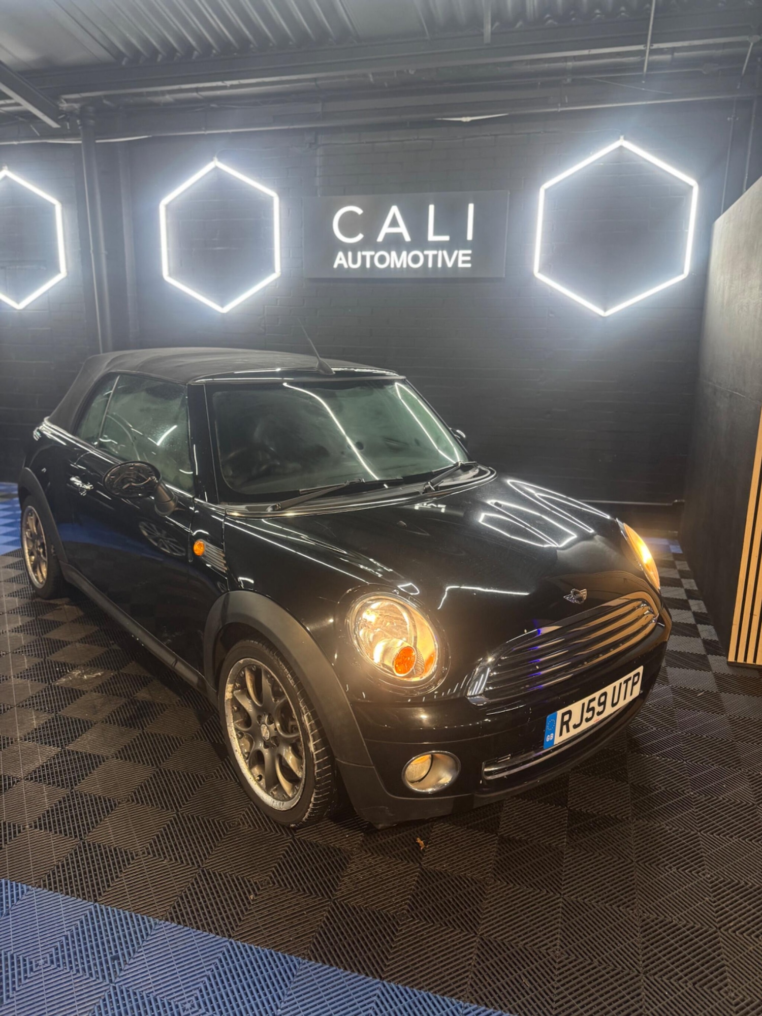 Used MINI Convertible 2010 for sale - 77908723: Photo 8