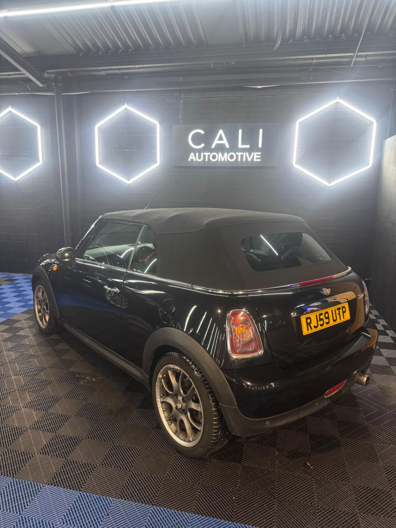 Used MINI Convertible 2010 for sale - 77908723: Photo 9