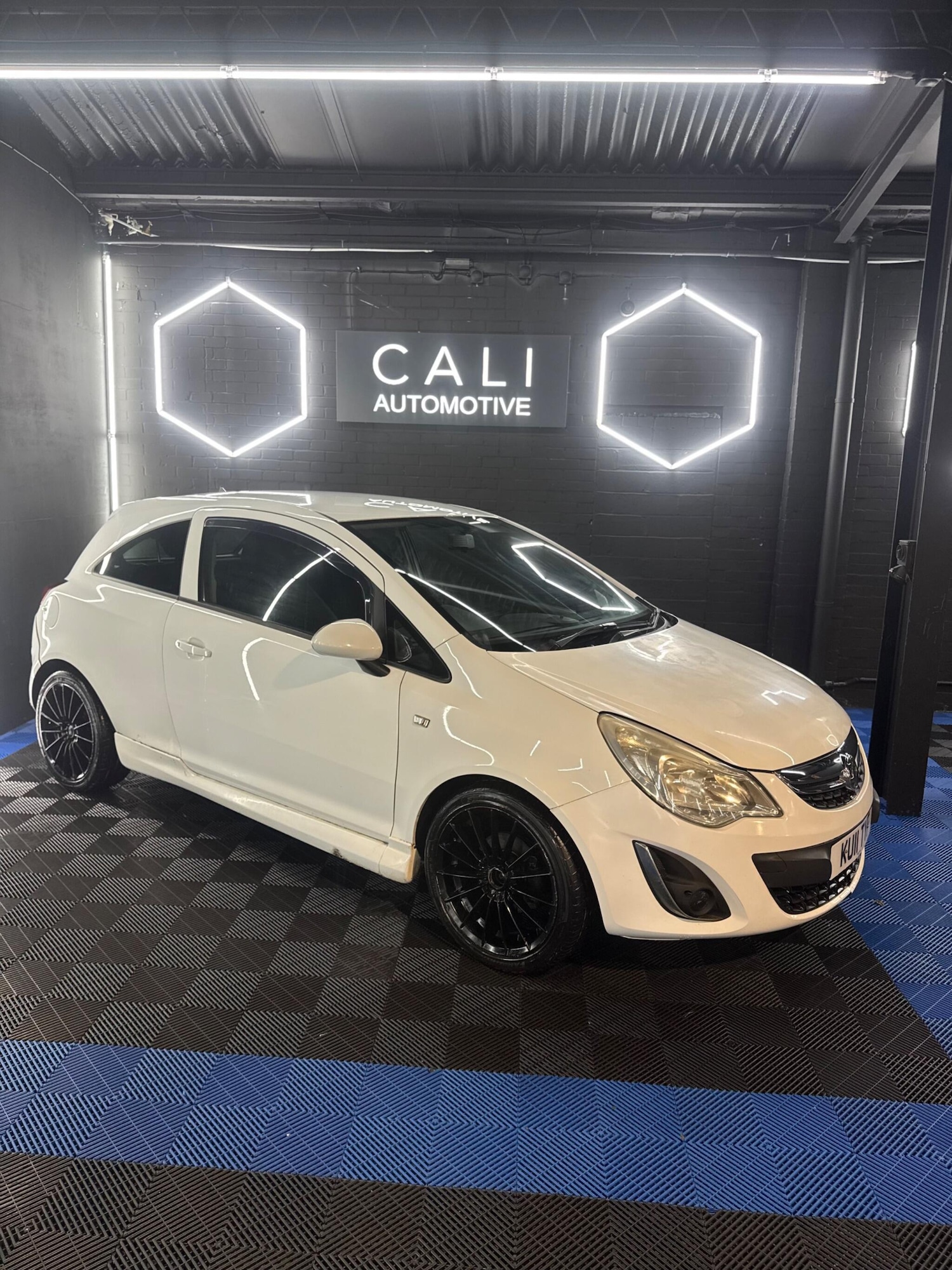 Used Vauxhall Corsa 2011 for sale - 77191707: Photo 2