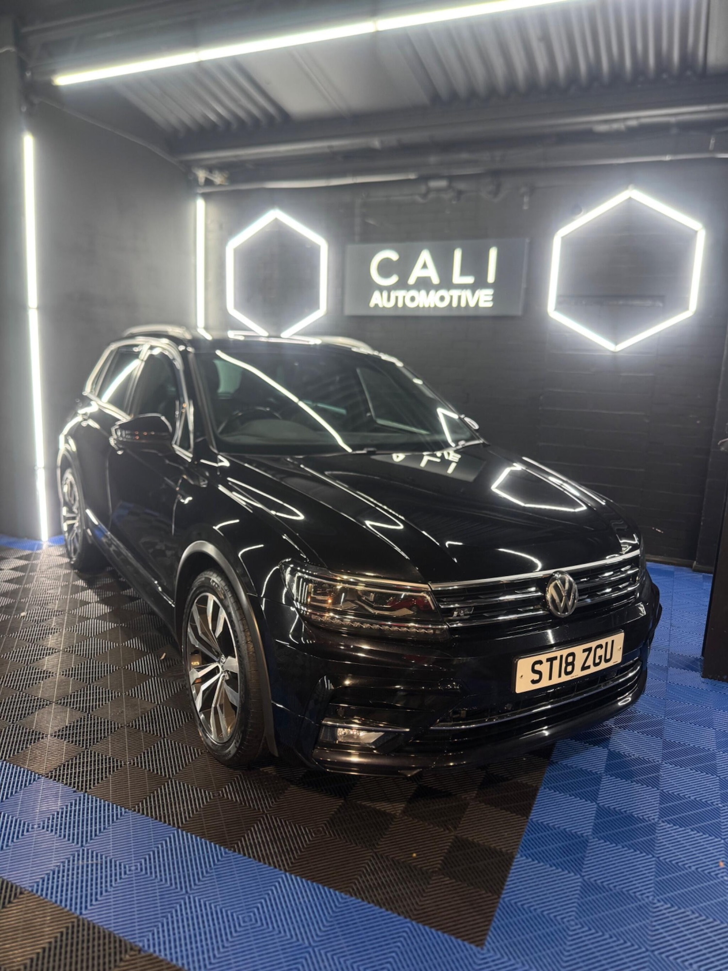 Used Volkswagen Tiguan 2018 for sale - 76866251: Photo 1