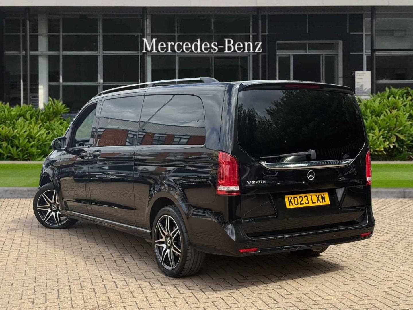 Used Mercedes-Benz V-Class 2023 for sale - 76063323: Photo 2