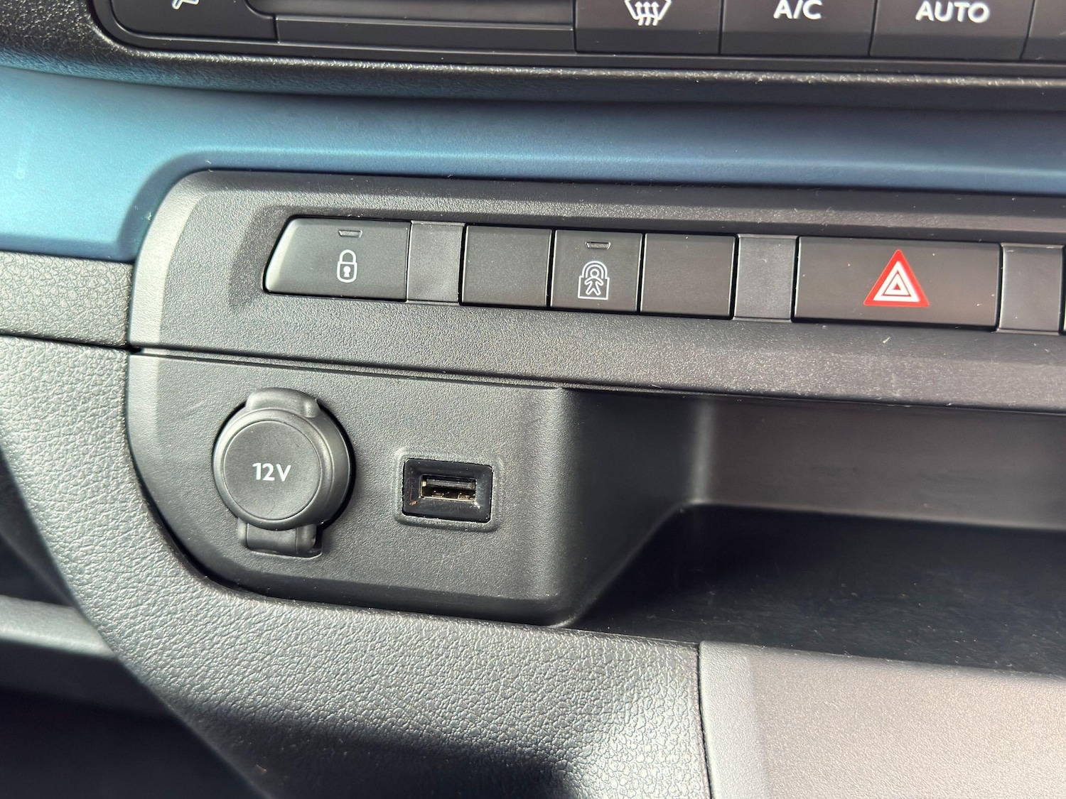 Used Peugeot Traveller 2017 for sale - 76457050: Photo 42