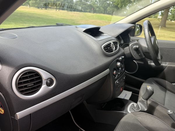 Used Renault Clio 2010 for sale - 76257699: Photo 11
