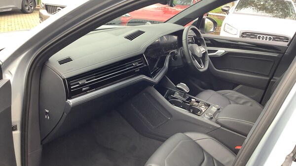 Used Volkswagen Touareg 2025 for sale - 76104625: Photo 2