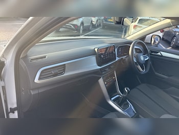 Used Volkswagen T-Roc 2023 for sale - 77225677: Photo