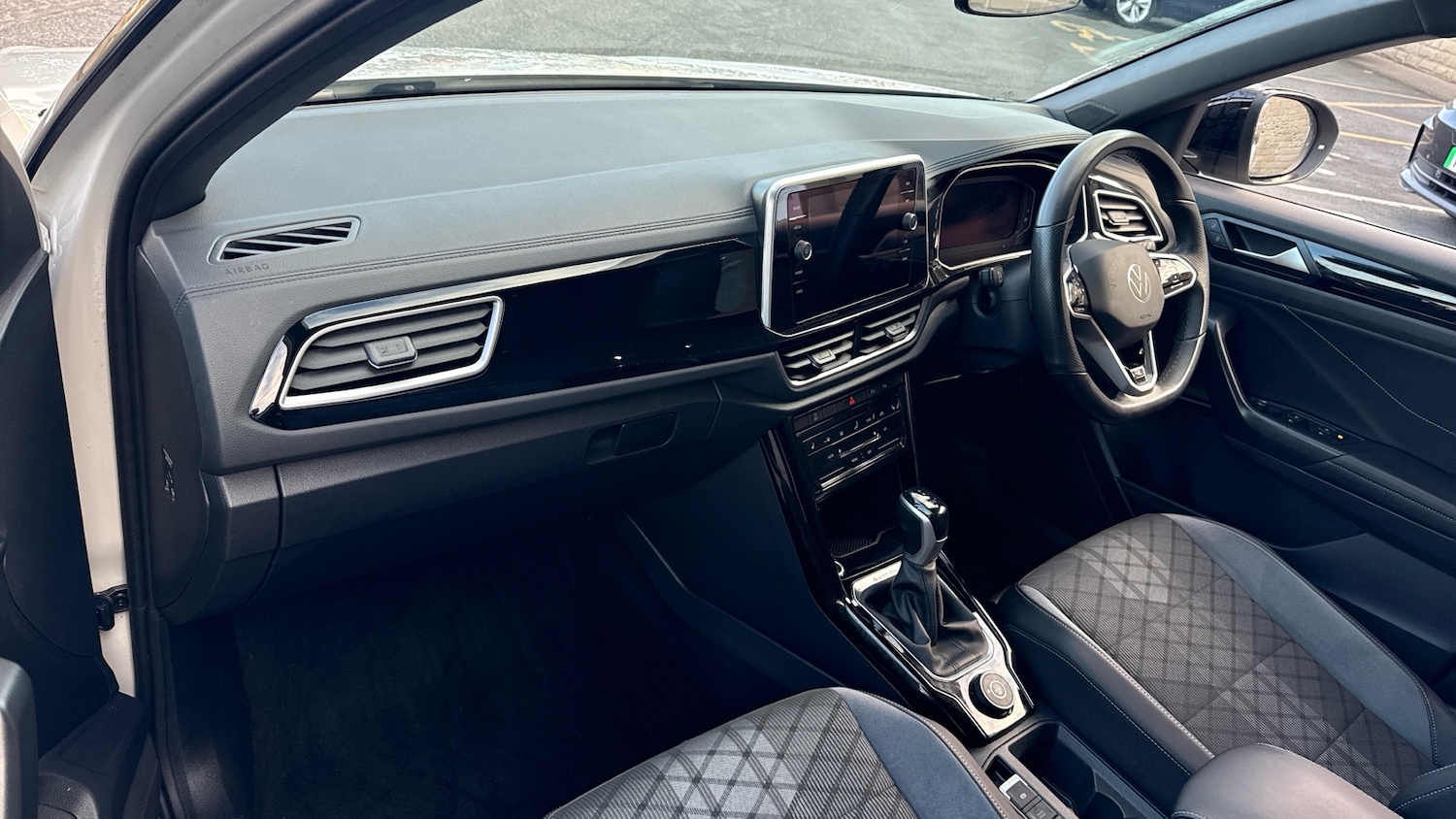 Used Volkswagen T-Roc 2023 for sale - 77973177: Photo 2