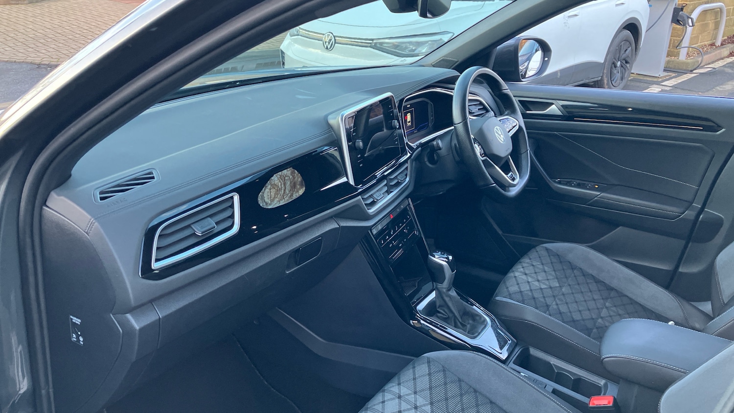 Used Volkswagen T-Roc 2022 for sale - 76971084: Photo 2