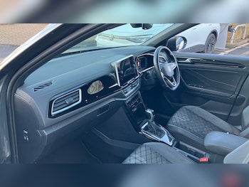 Used Volkswagen T-Roc 2022 for sale - 76971084: Photo