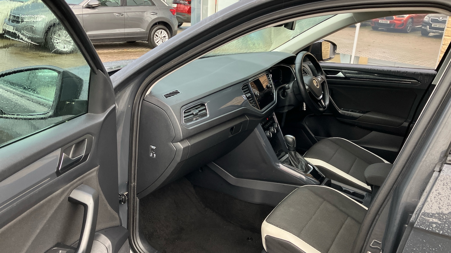 Used Volkswagen T-Roc 2020 for sale - 76627777: Photo 2