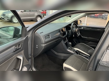 Used Volkswagen T-Roc 2020 for sale - 76627777: Photo