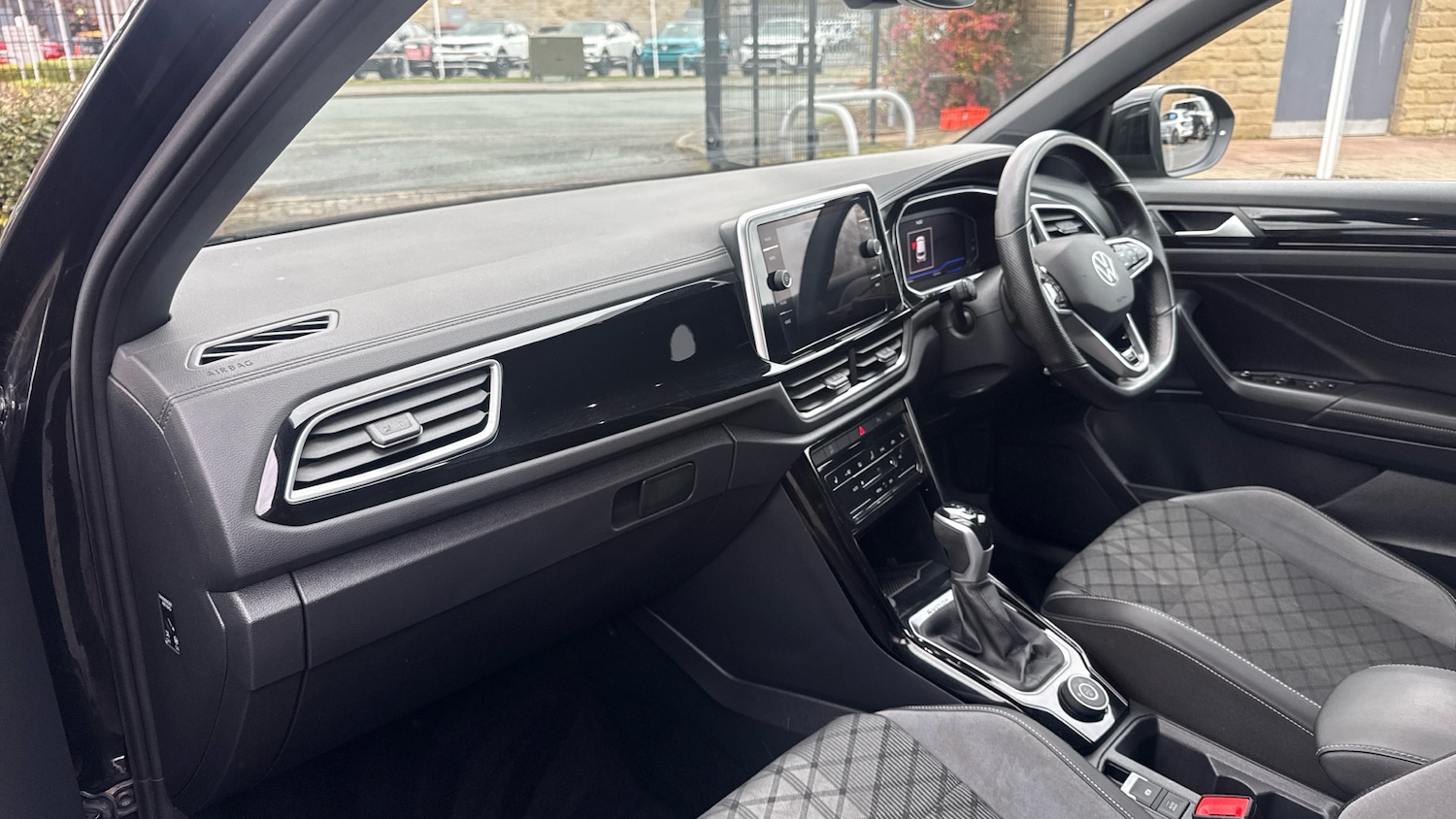 Used Volkswagen T-Roc 2022 for sale - 77591280: Photo 2