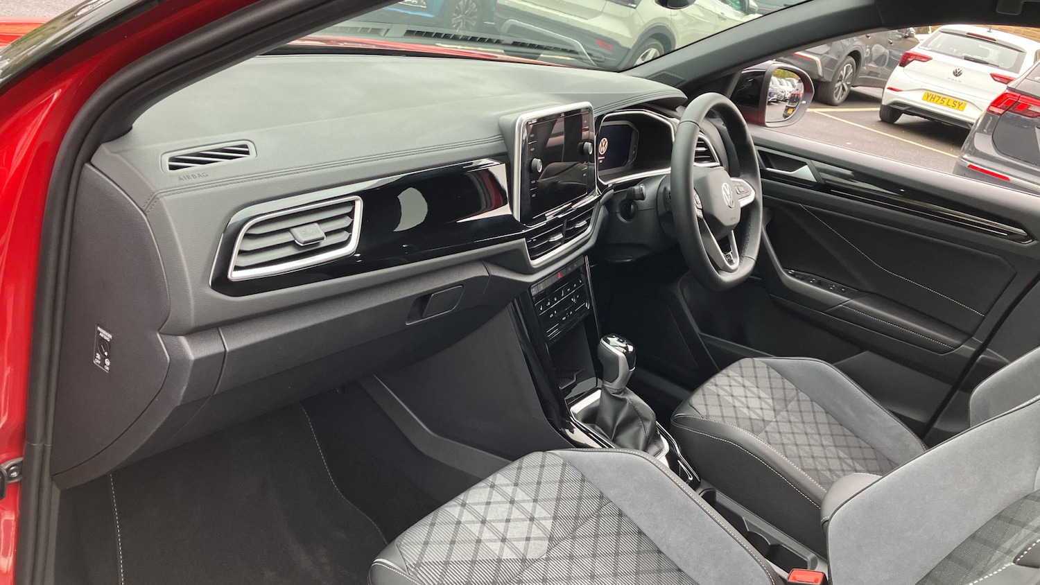 Used Volkswagen T-Roc 2024 for sale - 76319179: Photo 2