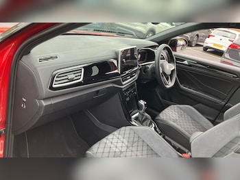 Used Volkswagen T-Roc 2024 for sale - 76319179: Photo