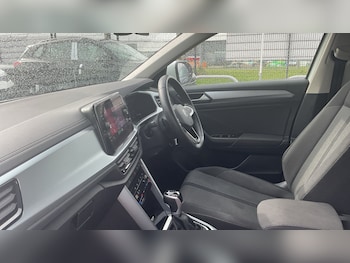 Used Volkswagen T-Roc 2023 for sale - 77845158: Photo