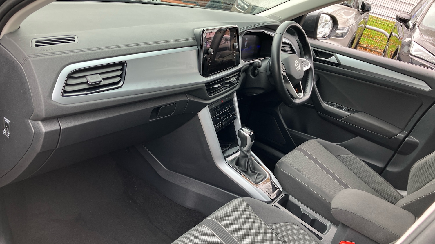 Used Volkswagen T-Roc 2022 for sale - 76329554: Photo 2