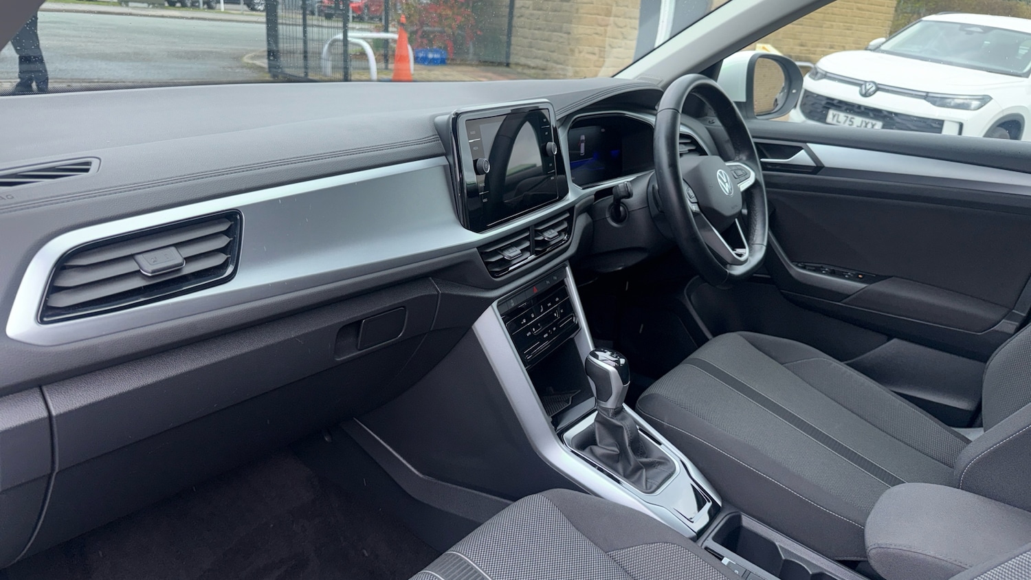 Used Volkswagen T-Roc 2023 for sale - 77917102: Photo 2