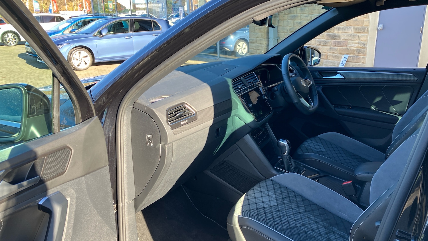 Used Volkswagen Tiguan 2023 for sale - 76614697: Photo 2