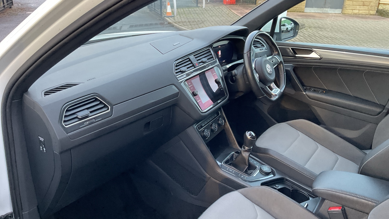 Used Volkswagen Tiguan 2017 for sale - 77381461: Photo 2