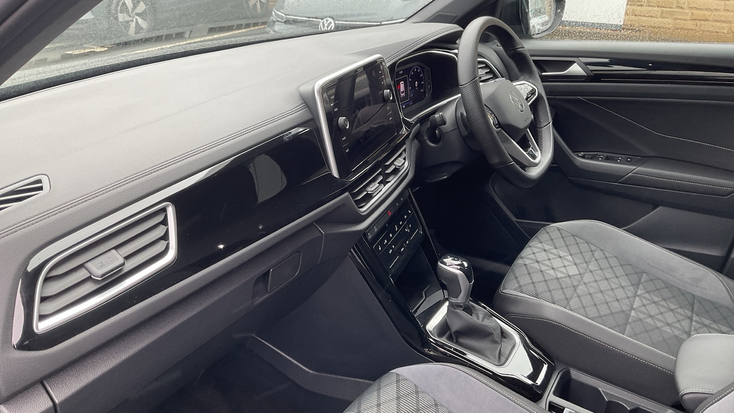 Used Volkswagen T-Roc 2023 for sale - 78025924: Photo 2