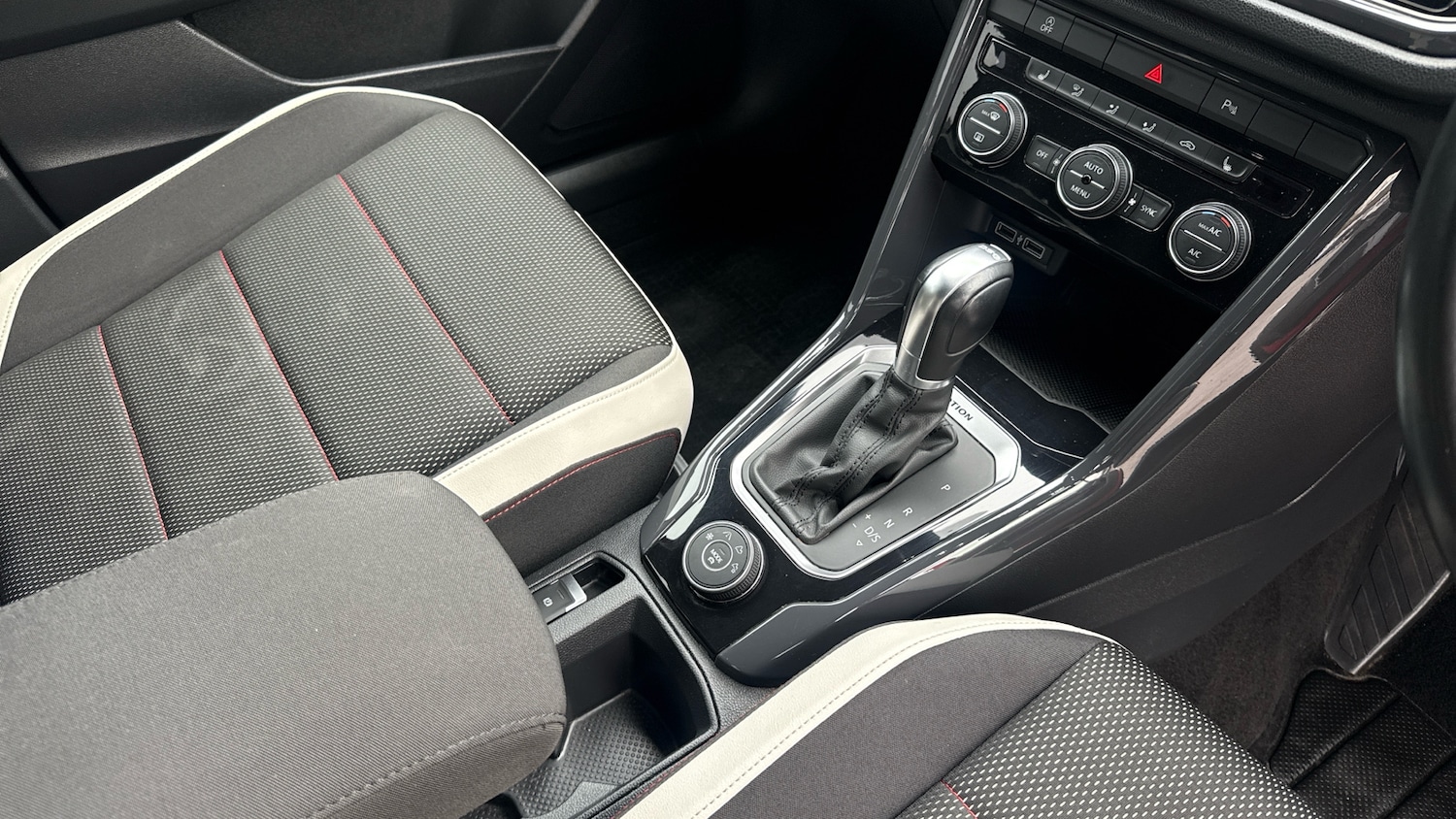 Used Volkswagen T-Roc 2018 for sale - 77883800: Photo 14