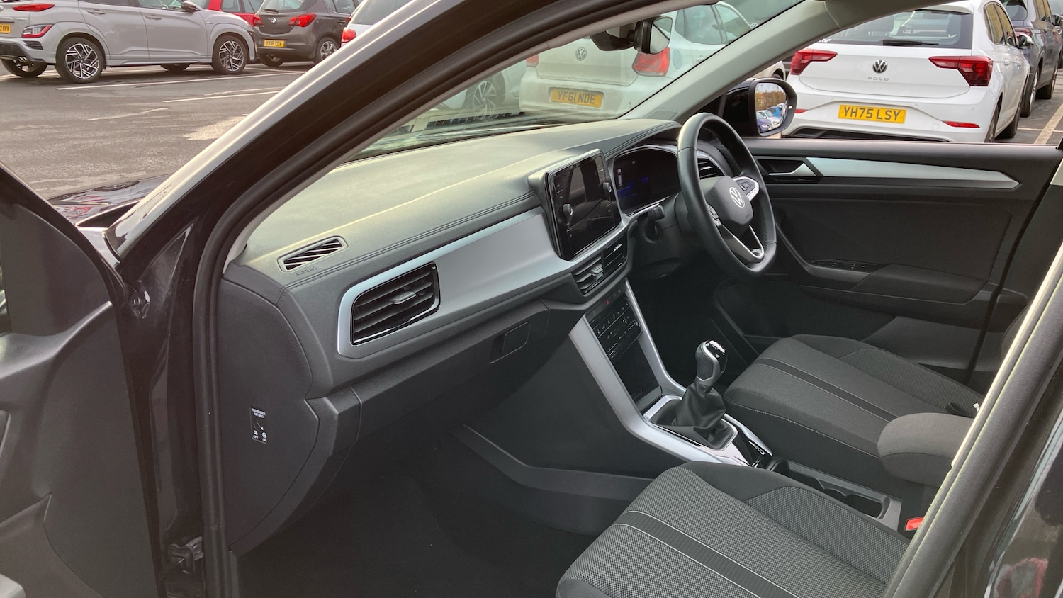 Used Volkswagen T-Roc 2023 for sale - 77687874: Photo 2