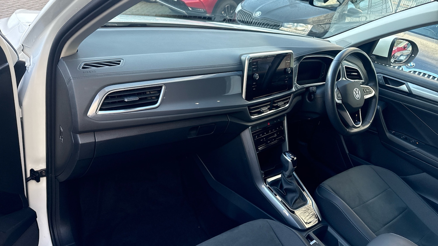 Used Volkswagen T-Roc 2023 for sale - 77245405: Photo 2