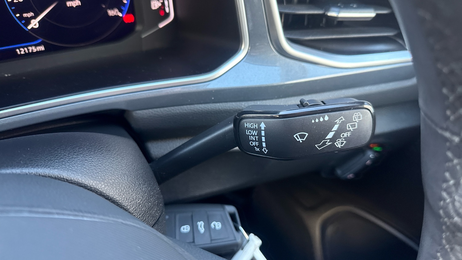 Used Volkswagen T-Roc 2023 for sale - 77245405: Photo 25