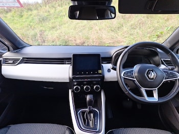 Used Renault Clio 2023 for sale - 76383733: Photo