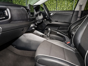 Used Kia Stonic 2022 for sale - 76135539: Photo 2
