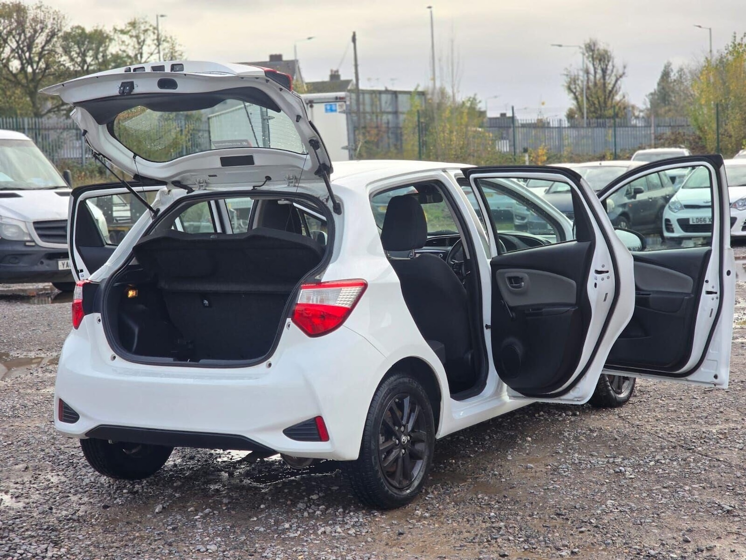 Used Toyota Yaris 2018 for sale - 76324057: Photo 16