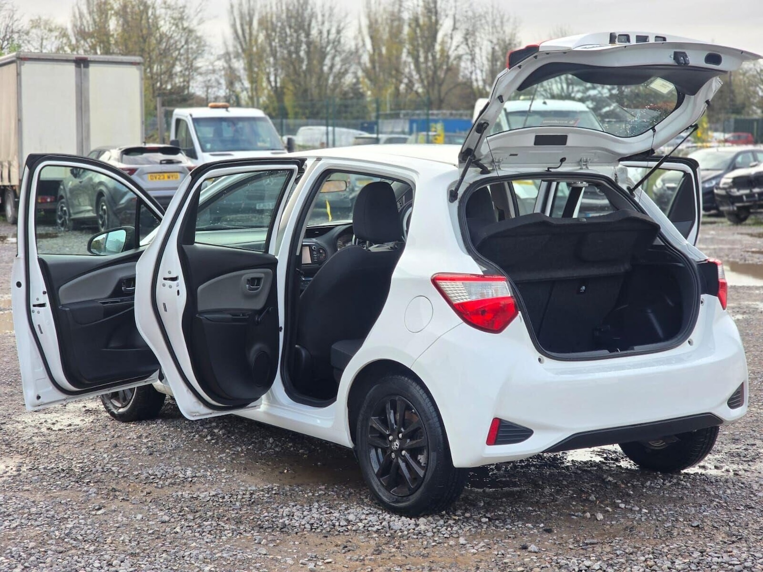 Used Toyota Yaris 2018 for sale - 76324057: Photo 9