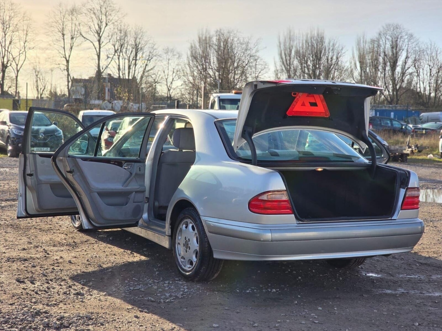 Used Mercedes-Benz E Class 2001 for sale - 77247510: Photo 9