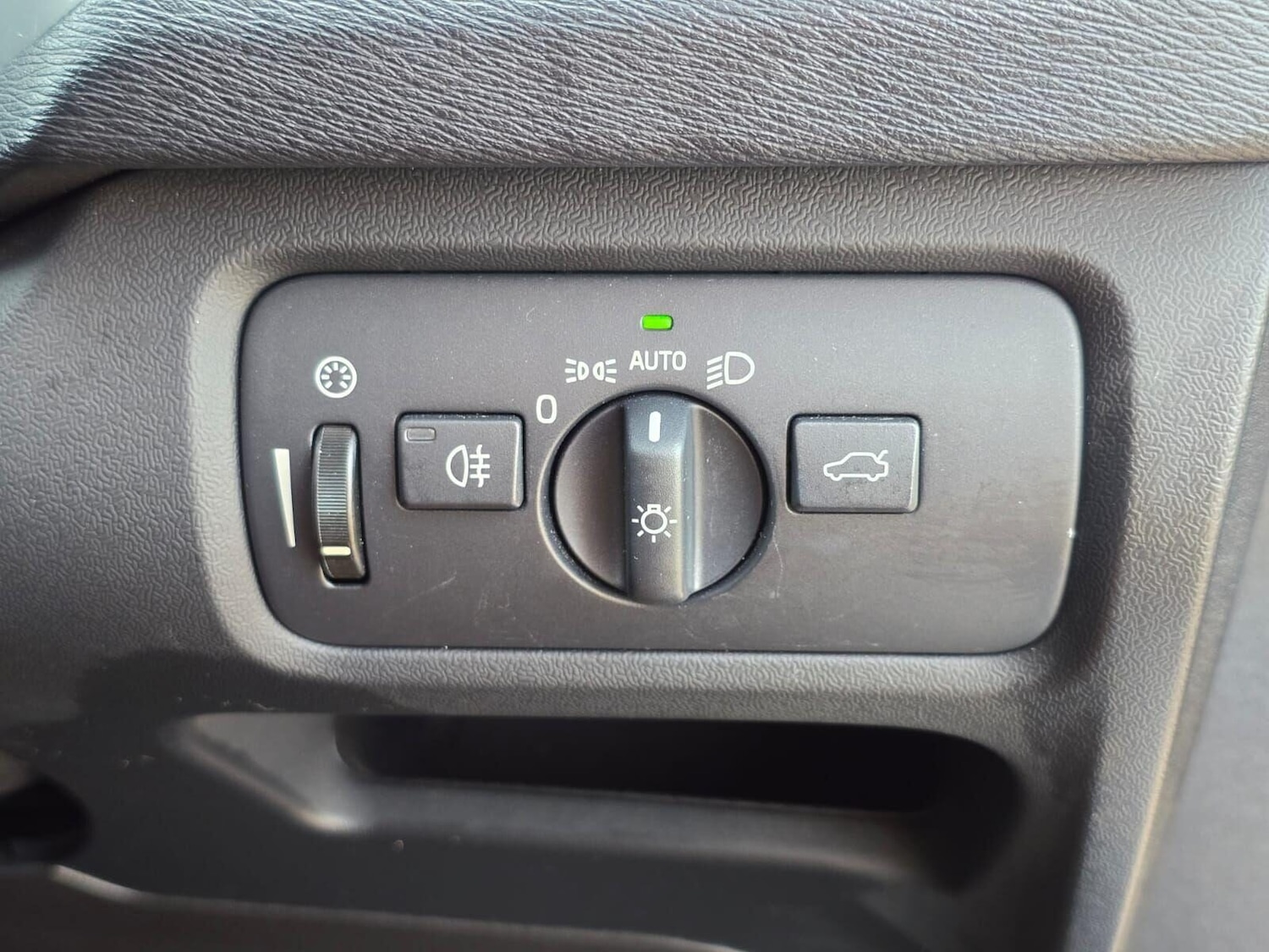 Used Volvo V40 2018 for sale - 76312216: Photo 28