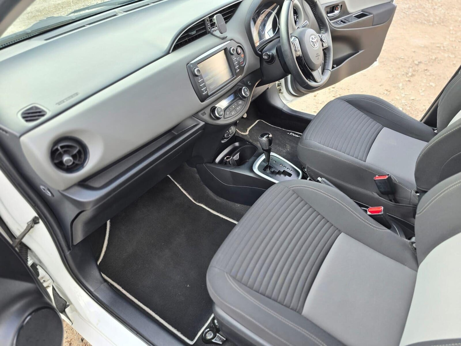 Used Toyota Yaris 2017 for sale - 76069803: Photo 41