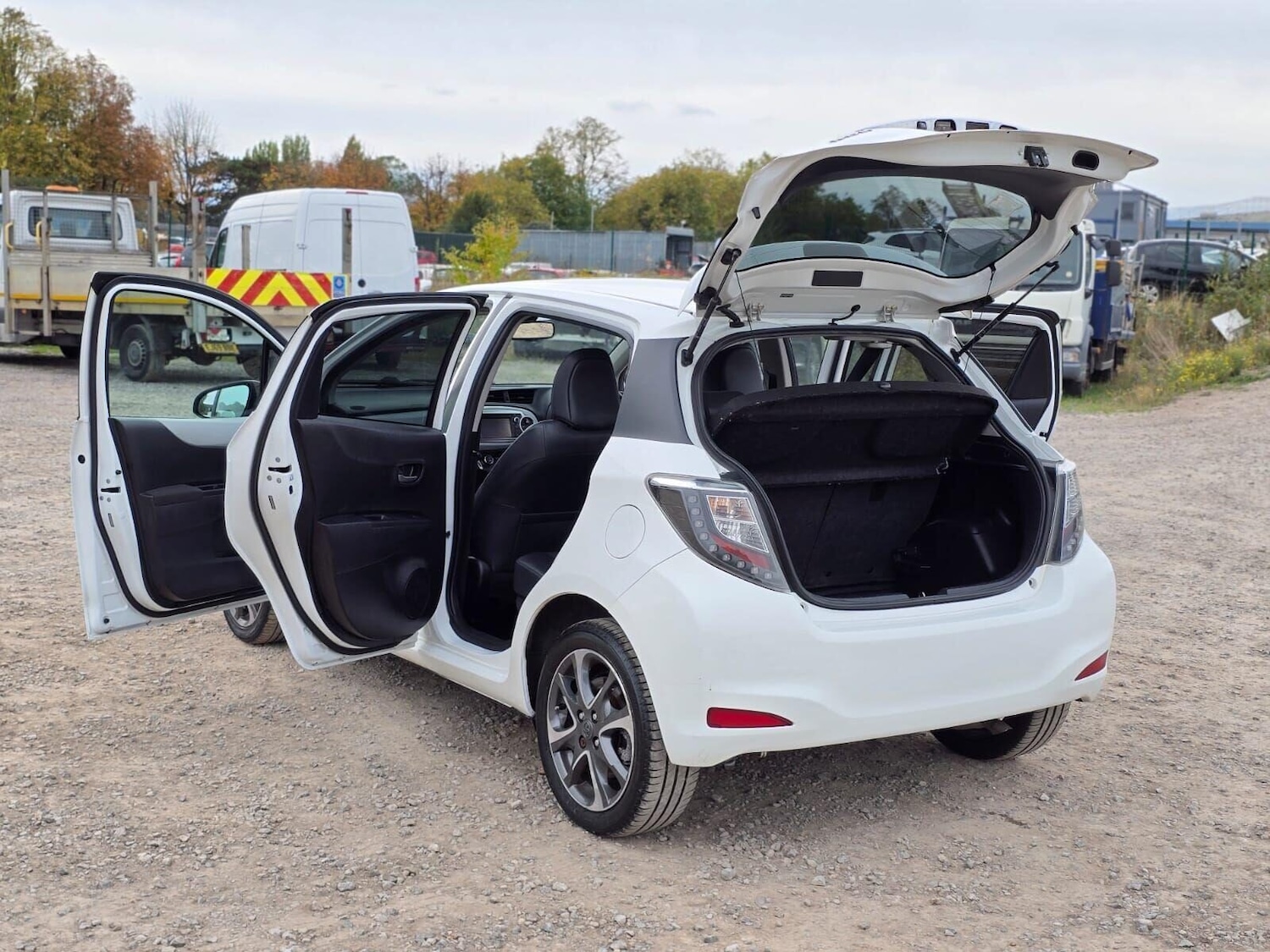 Used Toyota Yaris 2014 for sale - 76224510: Photo 4