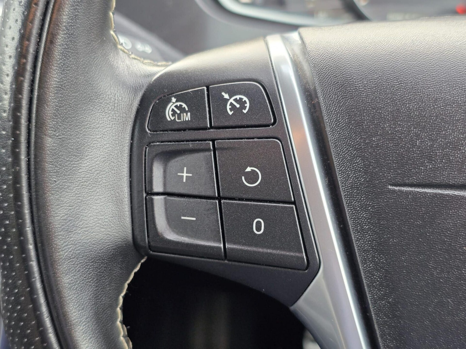 Used Volvo V40 2017 for sale - 75962244: Photo 28