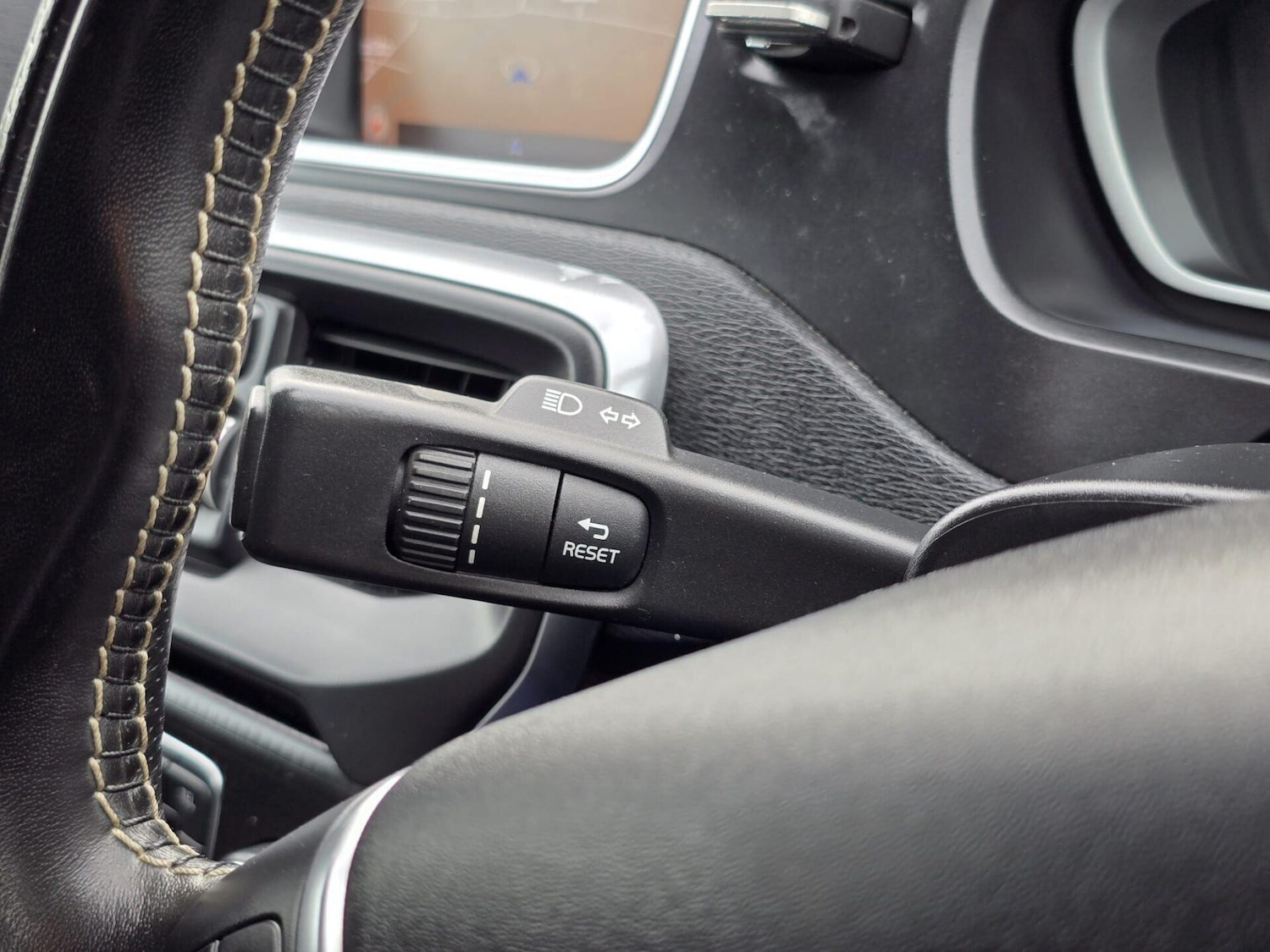 Used Volvo V40 2017 for sale - 75962244: Photo 33