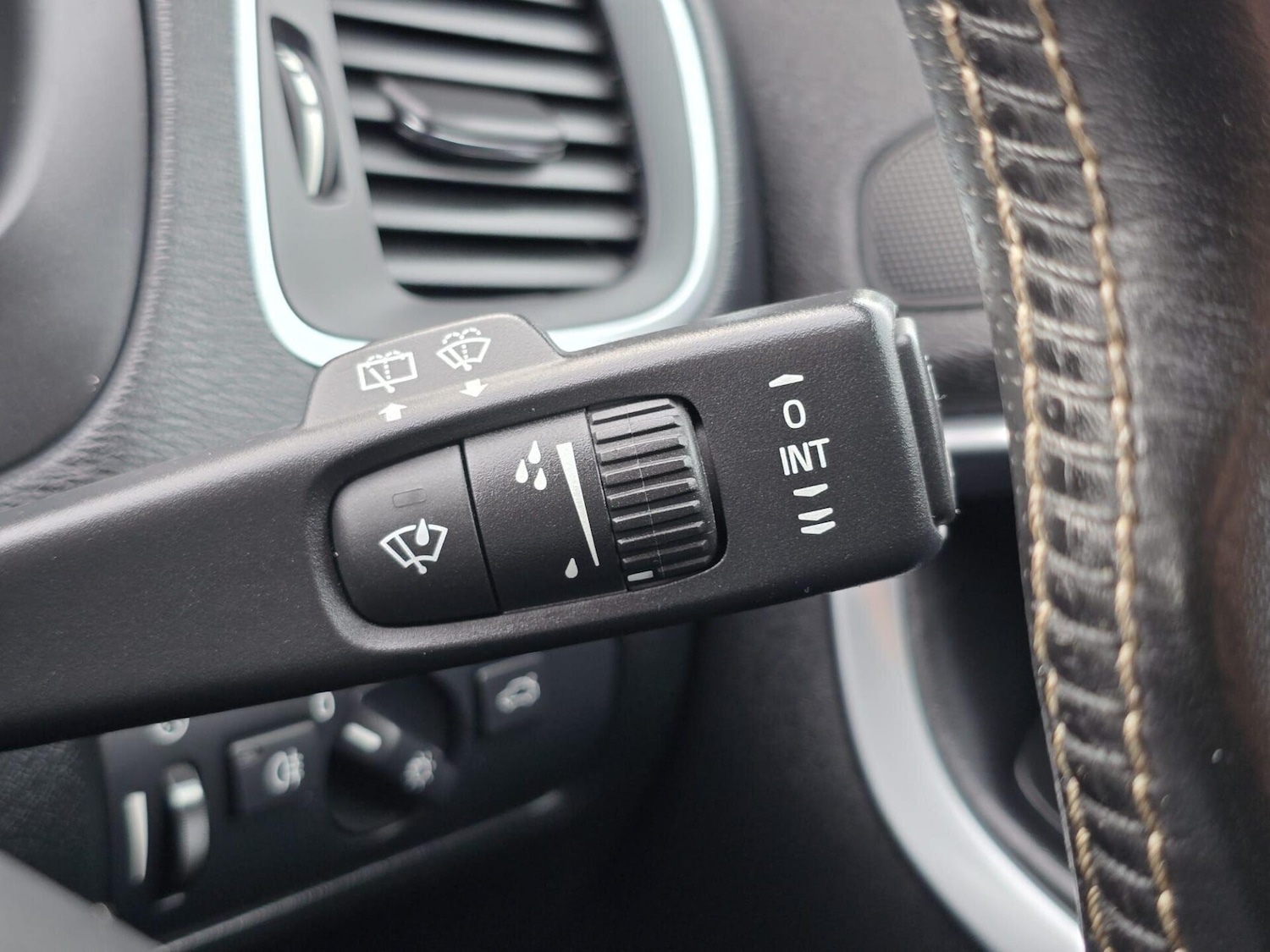 Used Volvo V40 2017 for sale - 75962244: Photo 34