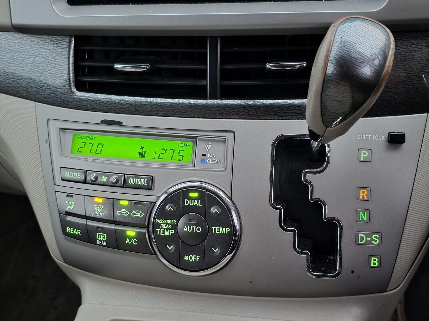 Used Toyota Estima 2015 for sale - 77557378: Photo 13