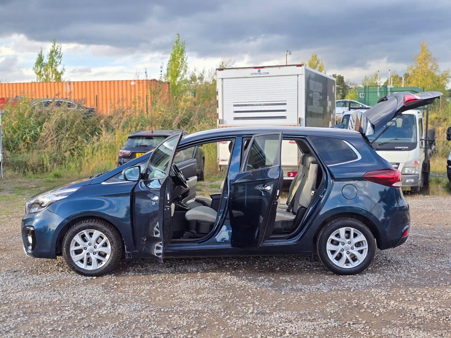 Used Kia Carens 2017 for sale - 76352348: Photo 11