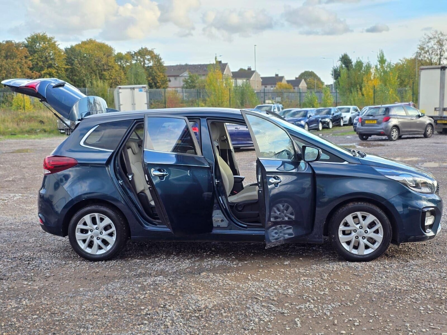 Used Kia Carens 2017 for sale - 76352348: Photo 14